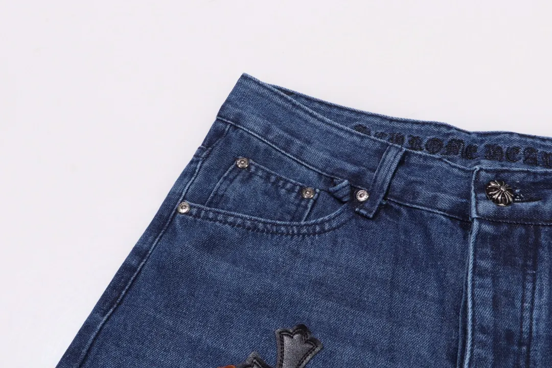 P250 Style No.: H431 Chrome Hearts CH Chrome Hearts Heavy Industry Damaged High Street Jeans exude uninhibited personality and unique charm. Every wear and tear is carefully designed to present a unique artistic feel. Made of imported denim fabric, which has undergone heavy industrial washing and destruction treatment, the trousers show a super cool effect on the upper body, allowing you to dominate the fashion stage.  This is more than just a pair of jeans, it is an expression of attitude. With its unique design concept and ultimate pursuit of details, Croxin breaks traditional boundaries and defines the jeans trend in the new era. The trousers are made of double-layer woven fabric and matched with customized hardware, showing an incomparably beautiful and unique style, making every wearer the focus of fashion. Imported denim fabric, super heavy-duty washed and damaged, the upper body is super cool! Customized hardware, incomparably good-looking model. The production process is difficult. It has a high-street feel. Color: blue Size: S M L XL XXL